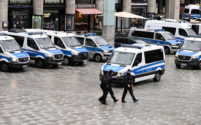 Police officers patrol the entrance to Cologne Cathedral on Christmas Day. Due to indications of a planned Islamist attack, the police have stepped up security measures. Roberto Pfeil/dpa