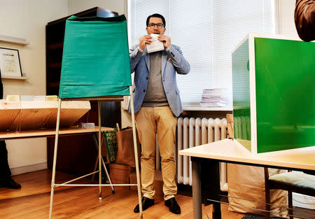 Jimmie Akesson, leader of Sweden Democrats party, seals his ballot at a polling station in Stockholm, Sweden September 9, 2018. TT News/Stina Stjernkvist via REUTERS