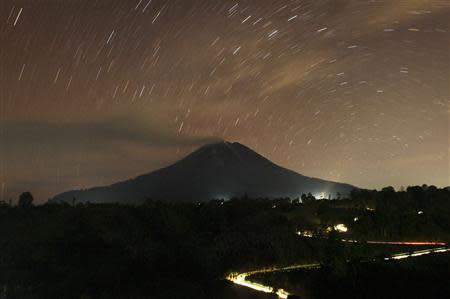 Mount Sinabung spews ash and smoke as it is pictured from Tiga Pancur village in Karo district, Indonesia's north Sumatra province, November 4, 2013. REUTERS/Roni Bintang