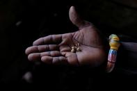 FOTO DE ARCHIVO: La mano de una persona sostiene el oro después de haber sido procesado con mercurio y ácido nítrico en Bawdie, Ghana, el 4 de abril de 2019