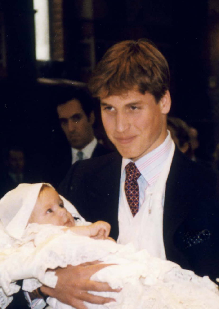 LONDON, VEREINIGTES KÖNIGREICH – Prinz William hält seinen Patensohn Konstantine Alexios bei der Taufe des Babys in der griechischen Sophia-Kathedrale in London. (Foto von Tim Graham Picture Library/Getty Images)