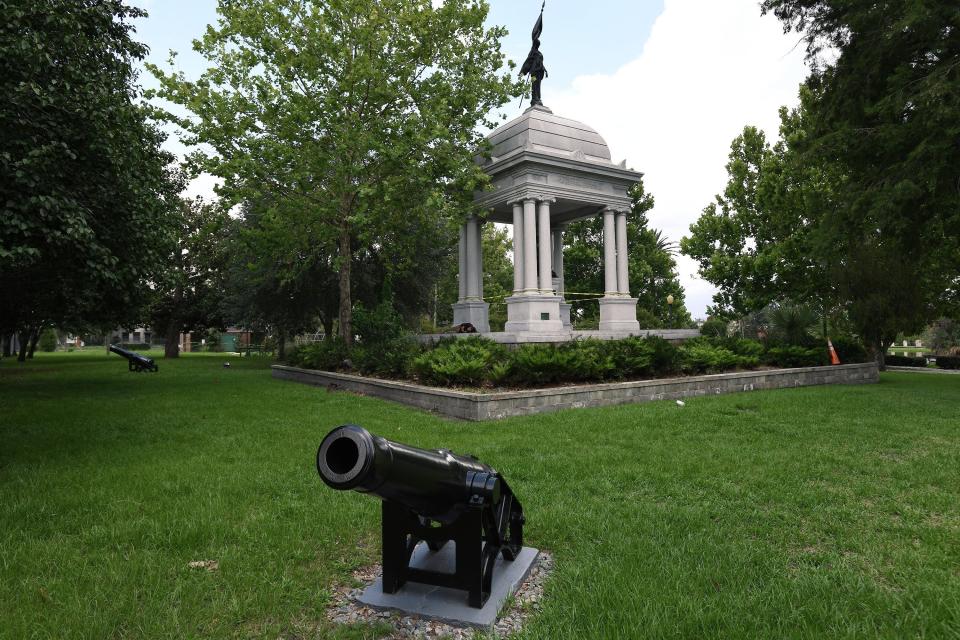 The monument to the Women of the Southland (Monument to the Women the Confederacy) in Springfield Park.