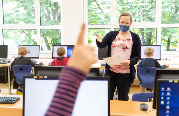 Una profesora atendiendo a las dudas de una alumna, en una foto de archivo. (Photo: Friso Gentsch / Picture Alliance via Getty Images)
