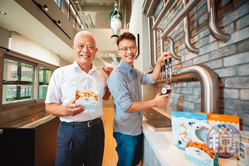 林國峰（左）奠定淡水魚酥的名產地位，兒子林耀邦（右）創新店態，希望打進年輕族群。
