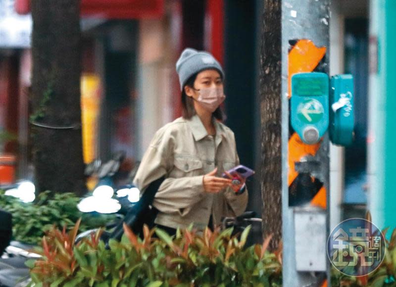 2月10日 13：49 為了躲跟拍，張景嵐先行從陳銳的車下來，兩人準備進行各種對策。