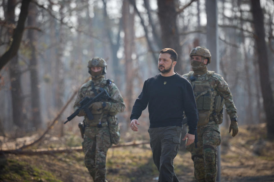 Der ukrainische Präsident Wolodymyr Selenskyj kommt zu einer Gedenkfeier für ukrainische Soldaten, die in der Schlacht um das Dorf Moshchun gefallen (Bild: Reuters)