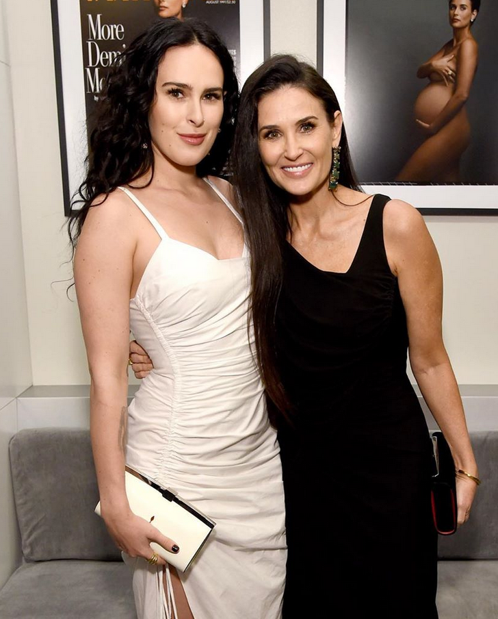 Demi Moore est très proche de sa fille Rumer, et les deux femmes n'hésitent pas à s'afficher régulièrement ensemble, ni à jouer de leur ressemblance. Même structure de visage, mêmes yeux, mêmes chevelures brunes... De véritables sosies. © Instagram Demi Moore