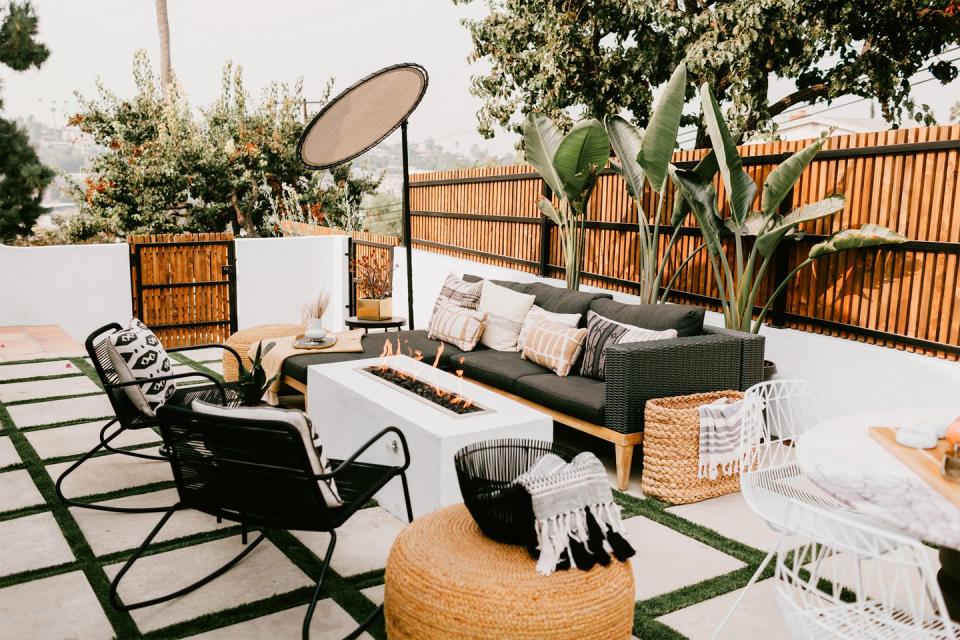 backyard decorating ideas, black and white outdoor space