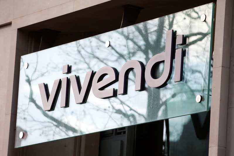 FOTO DE ARCHIVO: El logotipo de Vivendi aparece en la entrada principal de la sede del conglomerado de empresas de entretenimiento y telecomunicaciones en París