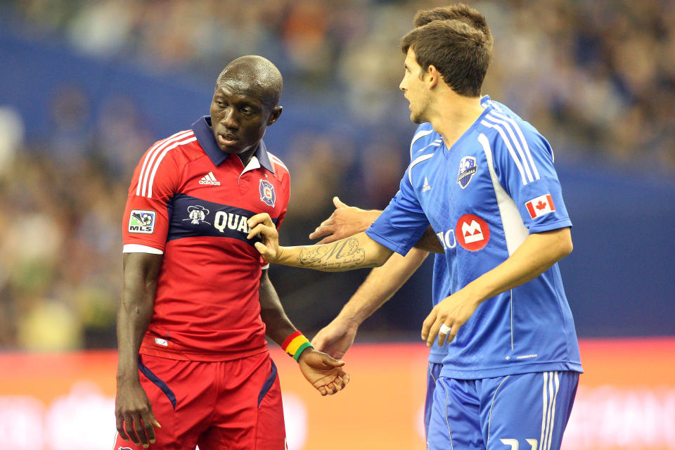 Josh Gardner, le #31 de l'Impact de Montréal, surveille le joueur du Fire de Chicago Dominic Oduro pendant un match de la MLS, le 17 mars. (Photo by Richard Wolowicz/Getty Images)