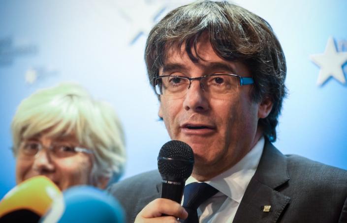 Catalonia's dismissed leader Carles Puigdemont (R), along with other members of his dismissed government address a press conference at The Press Club in Brussels on October 31, 2017 (AFP Photo/Aurore Belot)