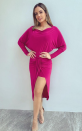 <p>La exreina de belleza llegó a los estudios de <em>Despierta América</em> (Univision) con este vestido fucsia de manga larga. </p>