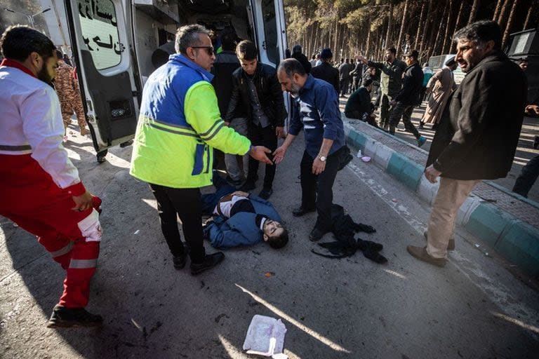 Los servicios de emergencia iraníes llegan al lugar donde dos explosiones en rápida sucesión golpearon a una multitud que conmemoraba el aniversario del asesinato en 2020 del general de la Guardia Qasem Soleimani, cerca de la mezquita Saheb al-Zaman en la ciudad de Kerman, en el sur de Irán, el 3 de enero de 2024.