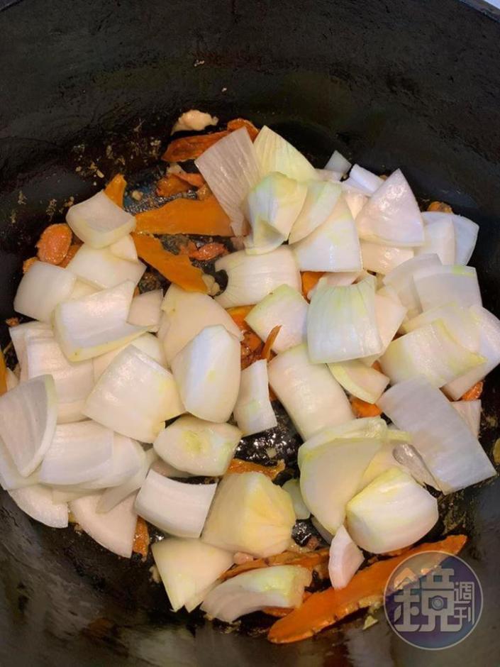 在原本的鍋中加入洋蔥拌炒。