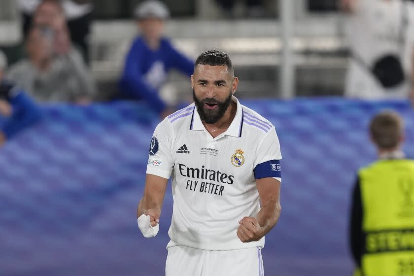 En foto del 10 de agosto del 2022, Karim Benzema del Real Madrid celebra tras anotar el segundo gol de su equipo en la final de la Super Copa de la UEFA ante el Eintracht Frankfurt en el Estadio Olímpico de Helsinki en Finlandia. (AP Foto/Antonio Calanni)