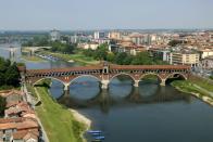 <b>Pavia</b><br><br> Non solo <b>social housing</b> e bonifiche ma anche riqualificazione di un prestigioso <b>monastero quattrocentesco</b>, quello di Santa Clara, a Pavia, con completamento del restauro, funzionalizzazione dell’area ovest e sud, realizzazione di <b>residenze con giardino</b>. Nel progetto di <b>restauro</b> rientra la costruzione di biblioteca multimediale, bar, libreria, laboratori d’artigianato, uffici. Valore della proposta: 16, 5 milioni di euro, 7,2 assegnati con fondi individuati da Roma.