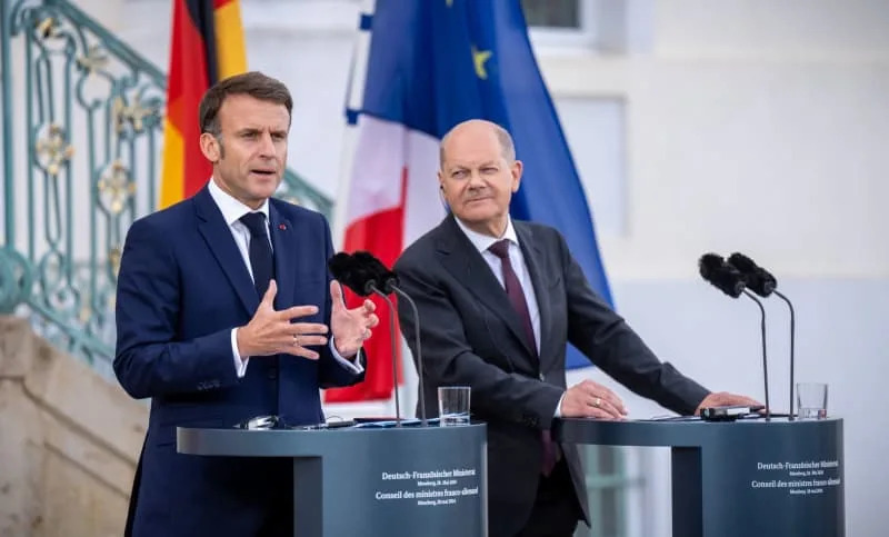Germany's Chancellor Olaf Scholz (R) stands next to France's President Emmanuel Macron, at the press conference at the Franco-German Council of Ministers in front of Schloss Meseberg, the guest house of the German Government. Michael Kappeler/dpa
