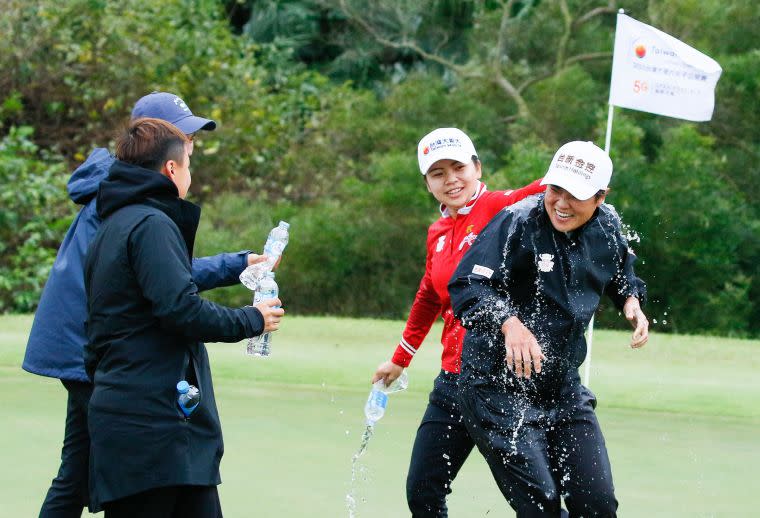 錢珮芸冠軍到手後接受其它選手灑水慶賀。大會提供