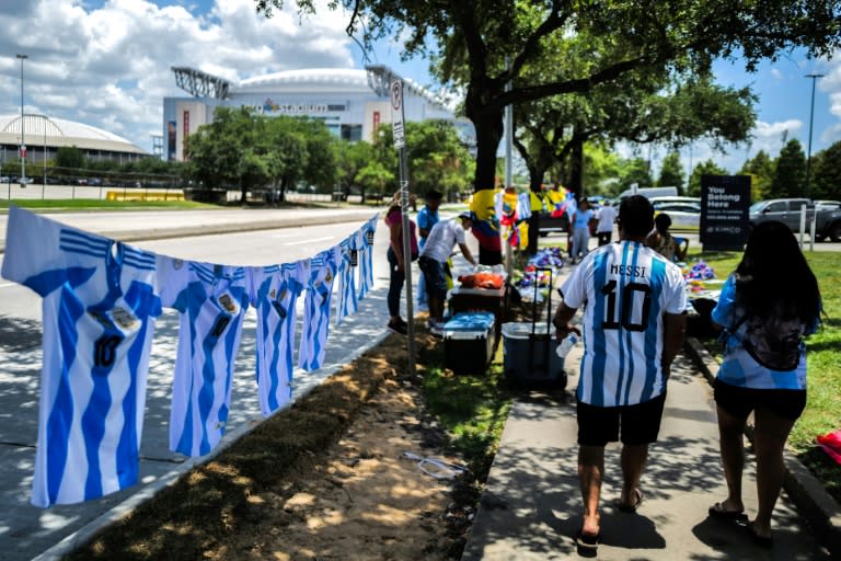 Vendedores ambulantes ofrecen artículos de fútbol cerca del estadio NRG de Houston, Texas, antes del partido de cuartos de final de la Copa América 2024 entre Argentina y Ecuador el 4 de julio de 2024 (Charly TRIBALLEAU)