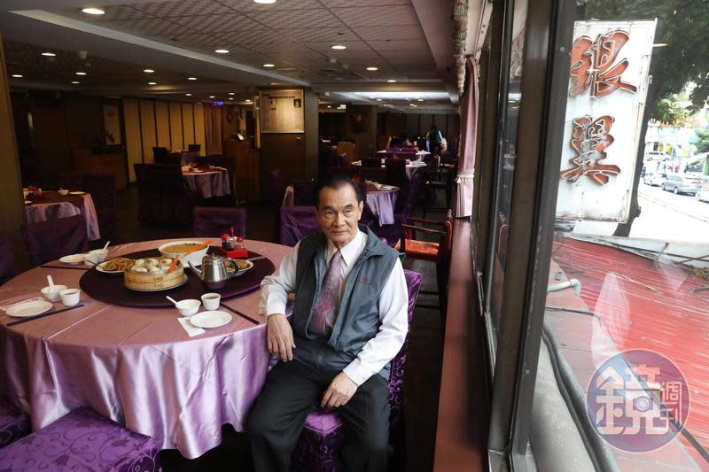 70年老店銀翼一直生意極好，但總經理藍隆盛說，如今中午生意只剩過去的1成，晚餐也僅2成。