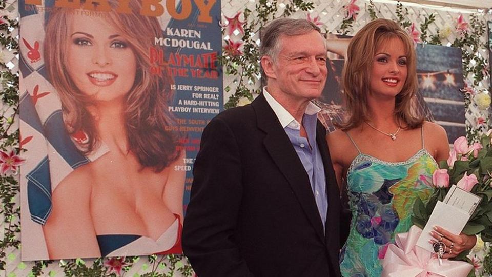 El fundador de Playboy, Hugh Hefner, con Karen McDougal en la Mansión de Playboy en Beverly Hills, en 1998