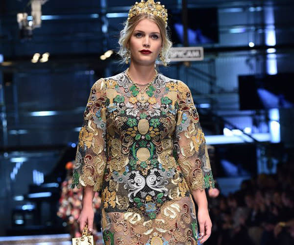 <p>Kitty Spencer collabore avec <em>Dolce & Gabbana</em> depuis le début de l’année. Elle a défilé pour la maison italienne pendant la semaine de la mode de Milan en février dernier.<br> Crédit photo : Getty Images </p>