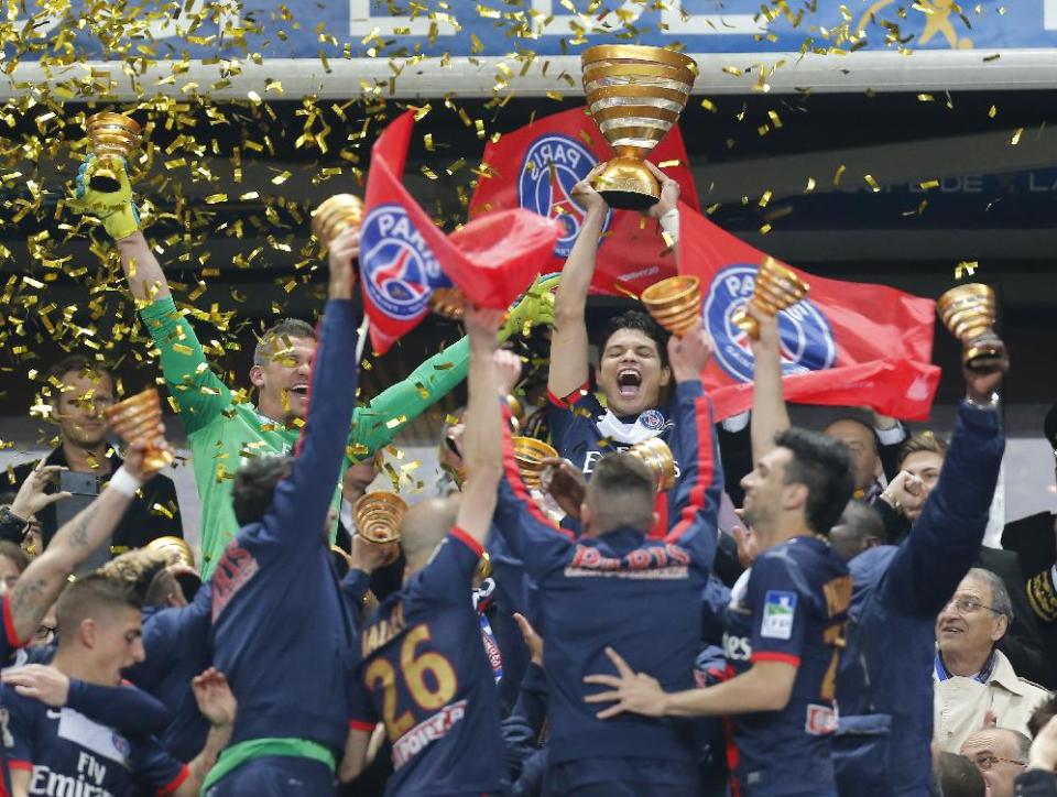 Thiago Motta, del Paris Saint Germain, alza la Copa de la Liga, conquistada por el club el sábado 19 de abril de 2014, tras vencer en la final a Lyon (AP Foto/Jacques Brinon)