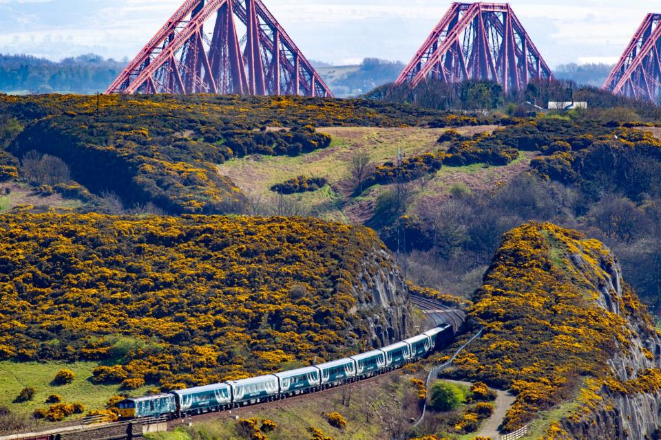 The Caledonian Sleeper με φόντο την Τέταρτη Γέφυρα