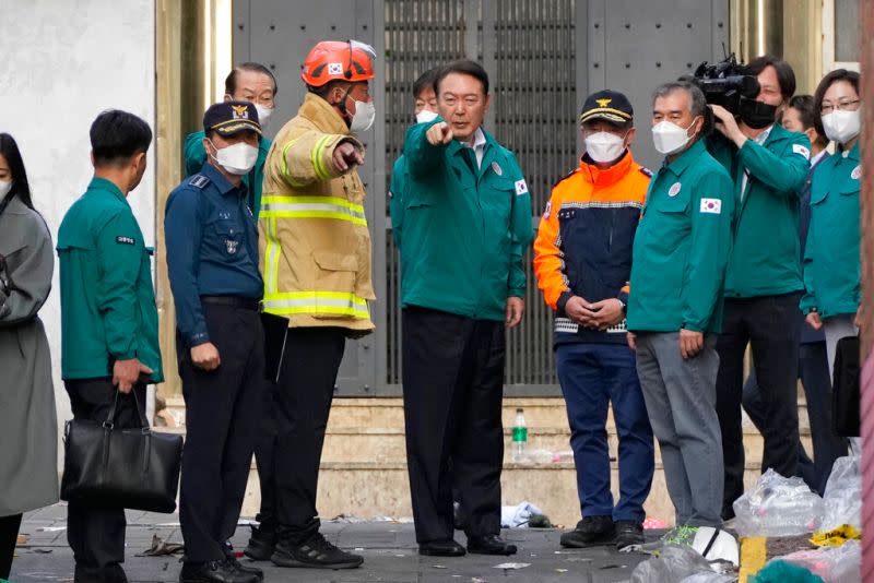 ▲南韓首爾梨泰院，於29日晚間爆發大規模踩踏死傷事件，總統尹錫悅宣布全國進入哀悼期，並親自到場視察。（圖／美聯社／達志影像）