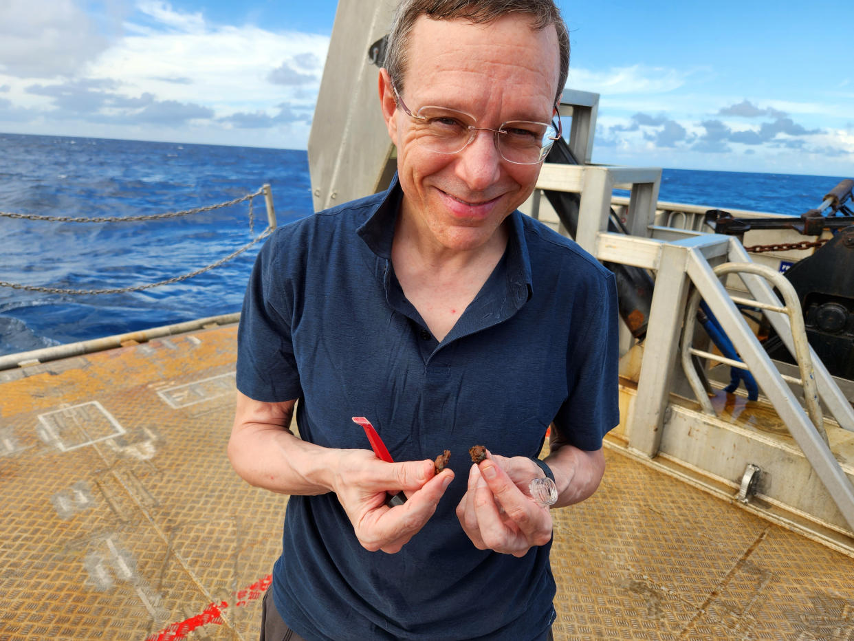 Imagen producida por una microsonda electrónica de un glóbulo recuperado del fondo del océano Pacífico. Avi Loeb cree que estos glóbulos demuestran que un meteoro que se estrelló en esa área provenía de algún lugar fuera de nuestro sistema solar. (Stein Jacobsen y Avi Loeb/Universidad de Harvard vía The New York Times).