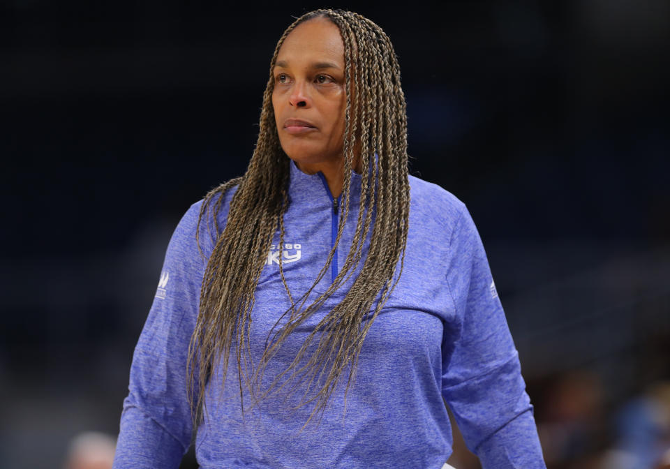 CHICAGO, IL - 07 MEI: Pelatih kepala Teresa Weatherspoon dari Chicago Sky menyaksikan paruh pertama pertandingan pramusim WNBA melawan New York Liberty di Wintrust Arena pada 7 Mei 2024 di Chicago, Illinois. (Foto oleh Melissa Tamez/Icon Sportswire melalui Getty Images)