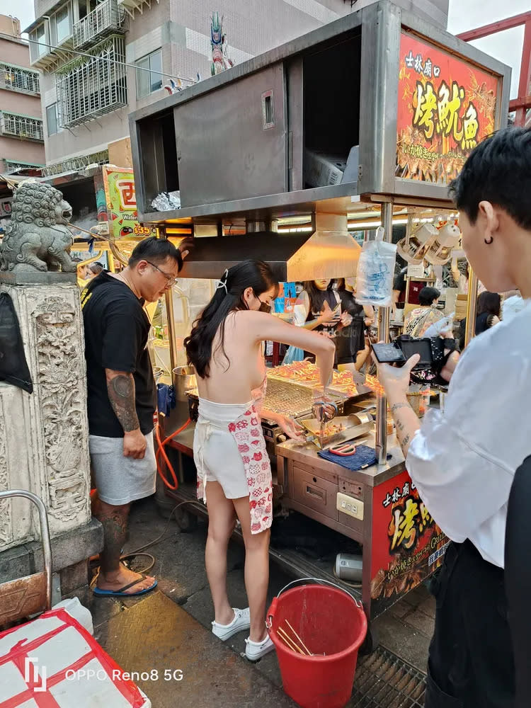 士林夜市魷魚妹側乳霸氣外露。翻攝《士林廟口我豪蝦》粉絲頁