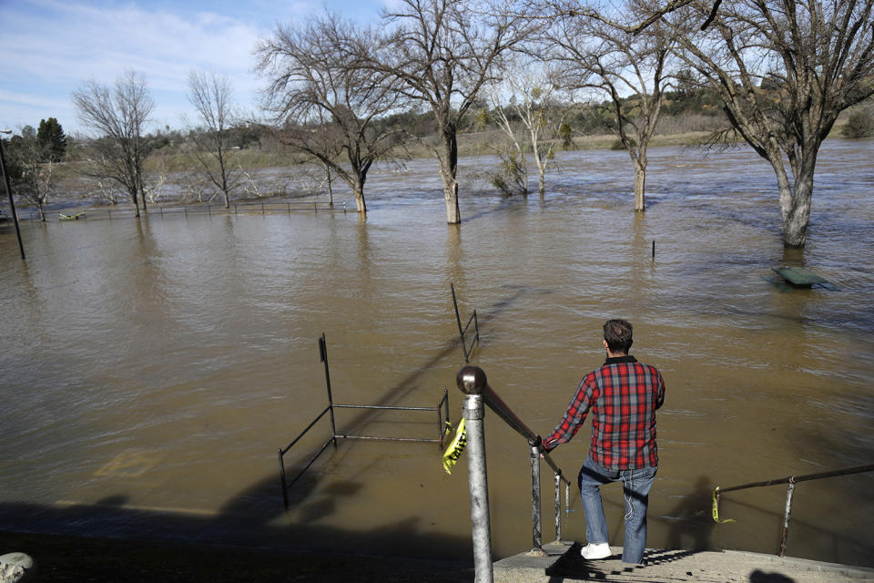 Damaged dam threatens Northern California towns