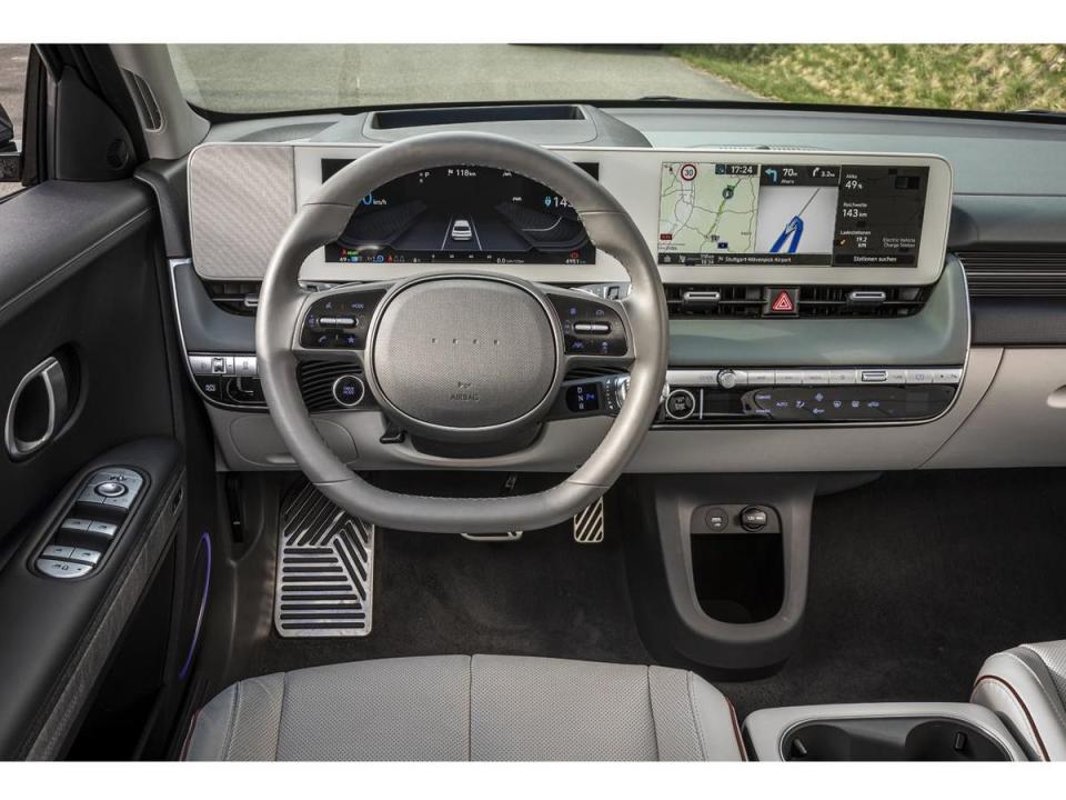車內採用一體式的數位儀表加觸控螢幕。