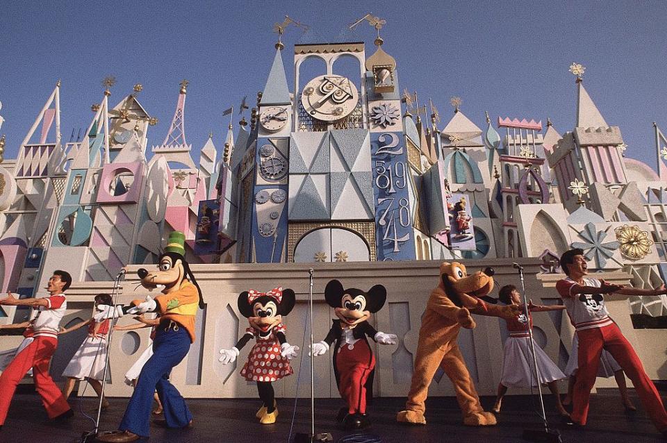 disney characters dancing at tokyo disneyland