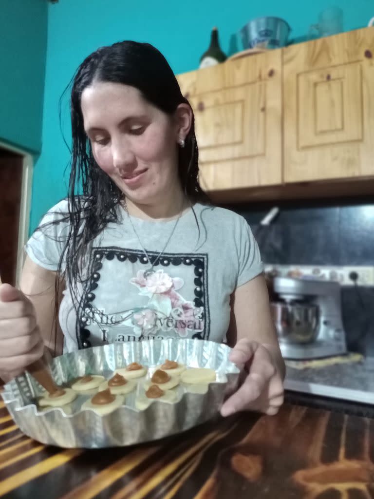 Andrea Tangredy es celíaca y, en Magdalena, cocina para más de 40 vecinos que tampoco pueden consumir gluten