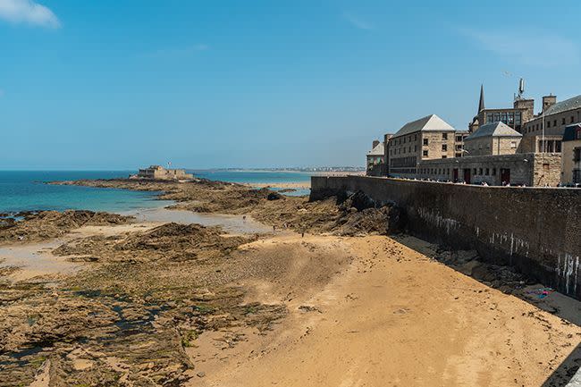 La plage du Sillon à Saint-Malo en Bretagne.