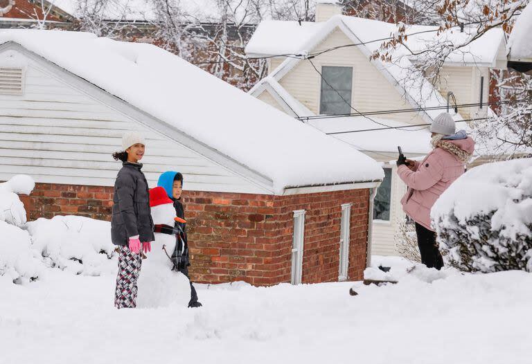 Lo más pequeños se divierten jugando en la nieve haciendo muñecos y tomándose fotografías