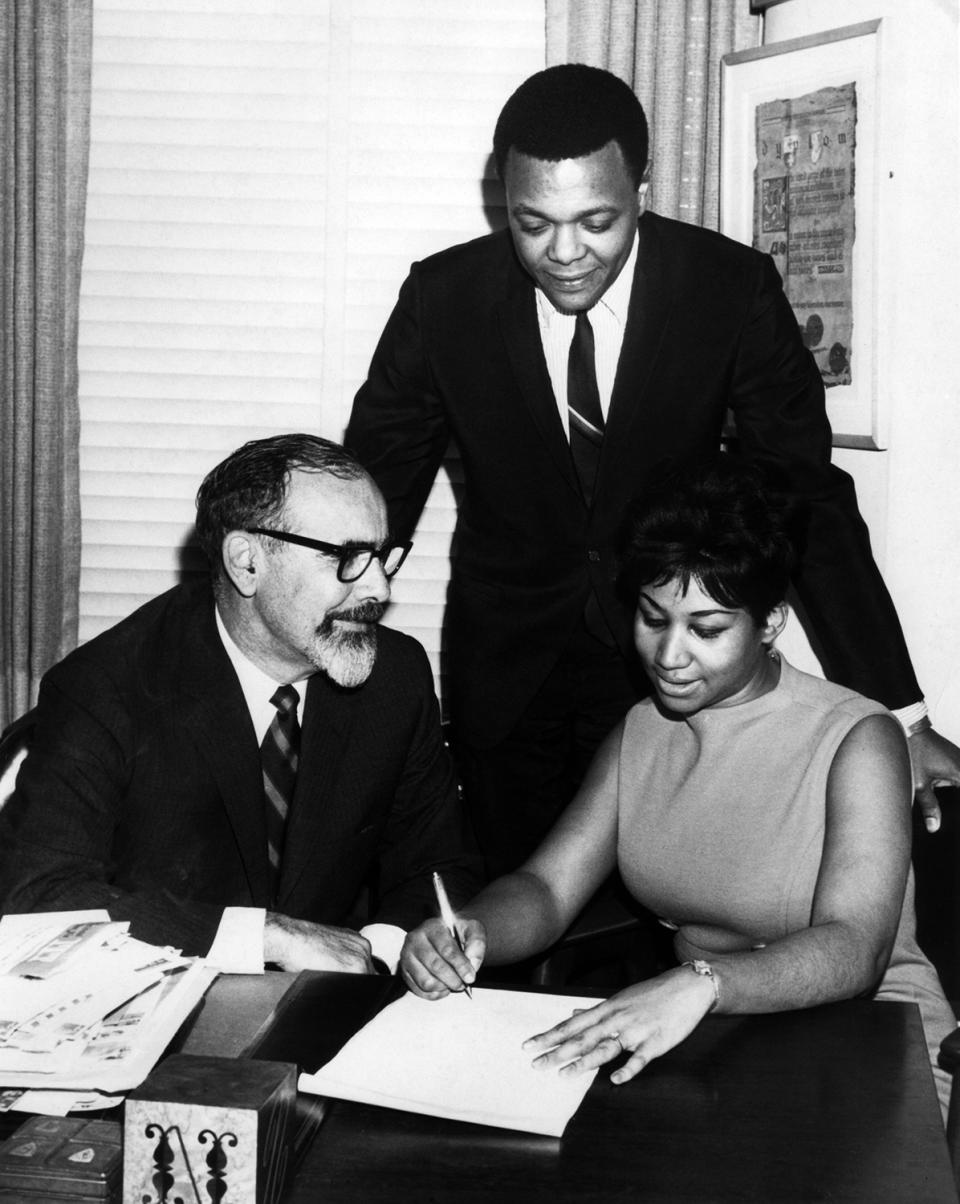 1967 unterschreibt Aretha Franklin in Anwesenheit von Jerry Wexler (links) und ihrem Ehemann Ted White, der auch ihr Manager war, einen Plattenvertrag bei Atlantic Records.