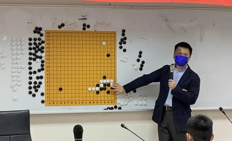 43歲已婚紅面棋王周俊勳遭控性騷擾。翻攝自周俊勳臉書