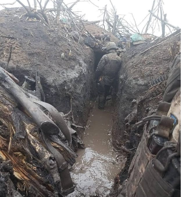 在巴赫穆特前線戰壕中的烏軍，戰壕內都是積水。 圖 : 翻攝自騰訊網