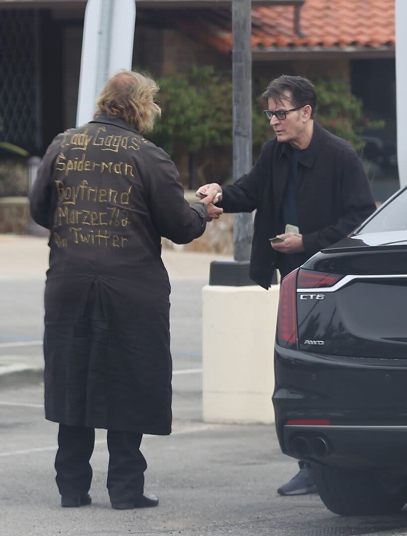 Charlie Sheen fue visto saliendo de un mercado de Malibú. La estrella de Two and Half Men se paró en la calle, antes de subir a su auto, para ayudar a un mendigo, a quien le dio algo de dinero. Sheen recientemente manifestó su deseo de volver a Hollywood y aseguró que lleva seis años sobrio y evitando conflictos

