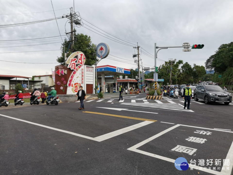 大溪月眉落羽松變色遊客湧入，警方交通疏導措施