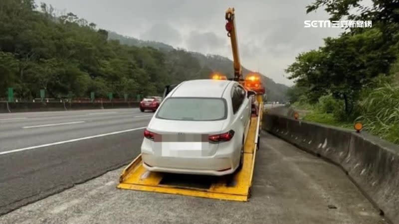 民眾開車在高速公路上突然爆胎，趕緊找人幫忙拖車到維修廠。