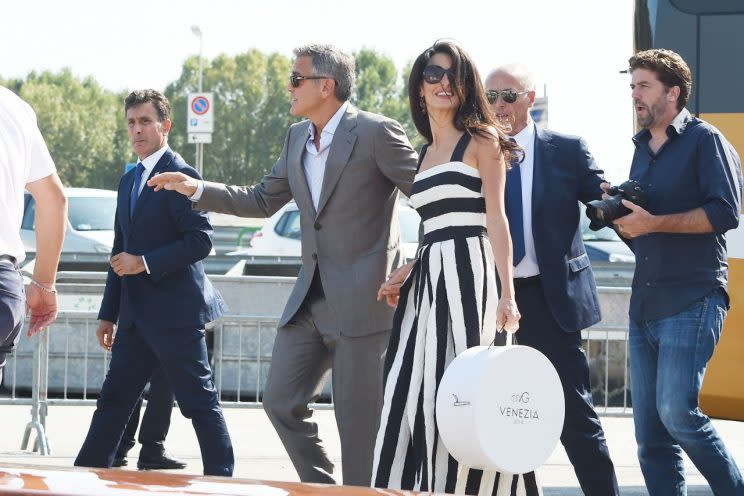 <p>Amal était digne d’une Jackie O. moderne, vêtue d’un tailleur rayé accessoirisé d’une boîte à chapeau. (Photo par PVS/GC Images)</p>