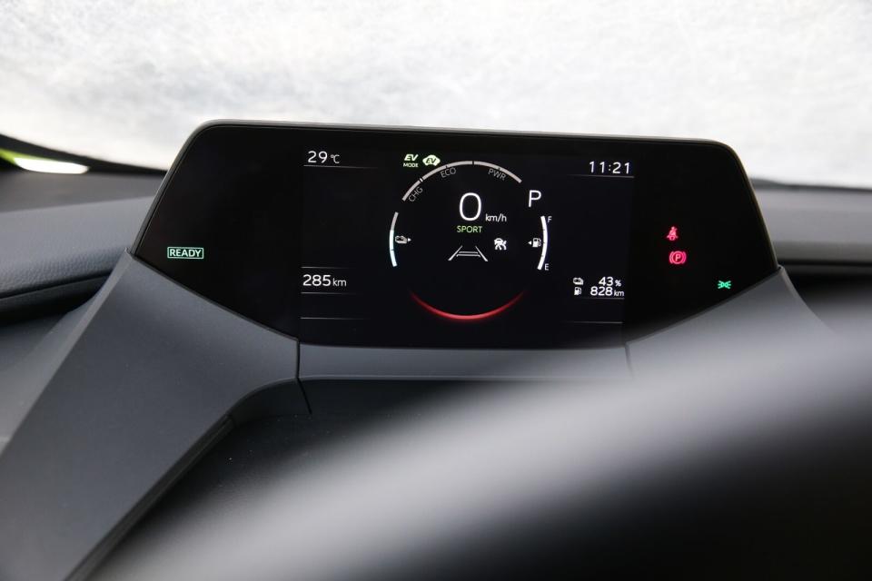 7吋頂置式儀錶設計在類似抬頭顯示器的位置，易於讀取行車資訊，讓駕駛視線無須過度游移。