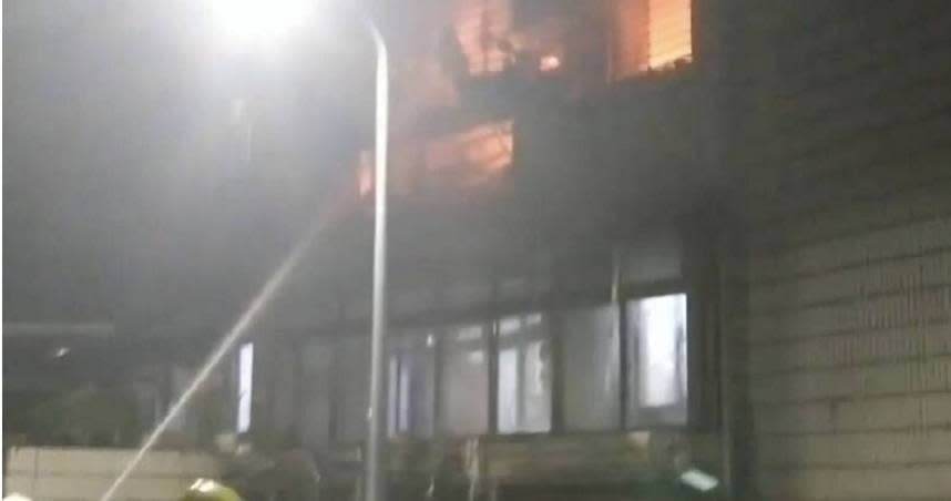 北市信義區吳興街某公寓今清晨發生火警，火煙狂竄嚇壞住戶們，警消獲報到場救出29人。（圖／翻攝畫面）