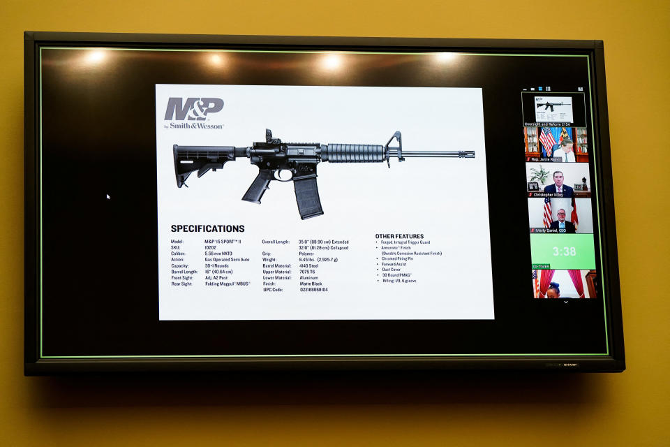 La pantalla muestra una A Smith & Wesson una arma semiautomática de asalto durante las audiencias que se llevan a cabo en el Capitolio para examinar una reforma a la ley. REUTERS/Elizabeth Frantz.