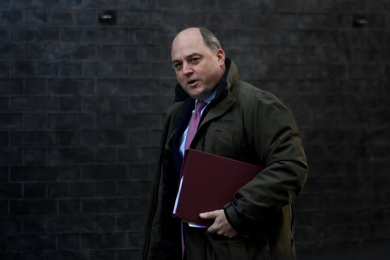 FOTO DE ARCHIVO: El secretario de Defensa británico, Ben Wallace, camina por Downing Street, en Londres