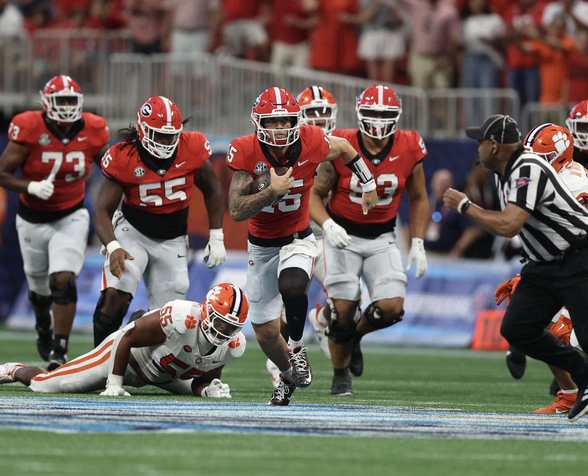 No. 1 Georgia kicks off season with utter domination of No. 14 Clemson in 34-3 rout